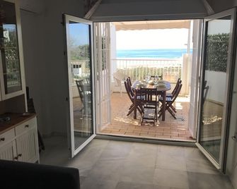 1st line beach, large terrace facing the sea, free WIFI - Conil de la Frontera - Balcony