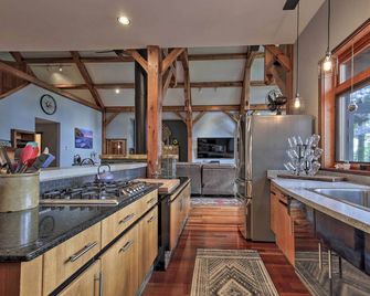 Spacious Riverfront Escape w/ Private Hot Tub - Eagle River - Keuken