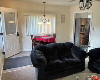 3 bedroom Bayview house. Located in quiet residential area. - Milwaukee - Living room