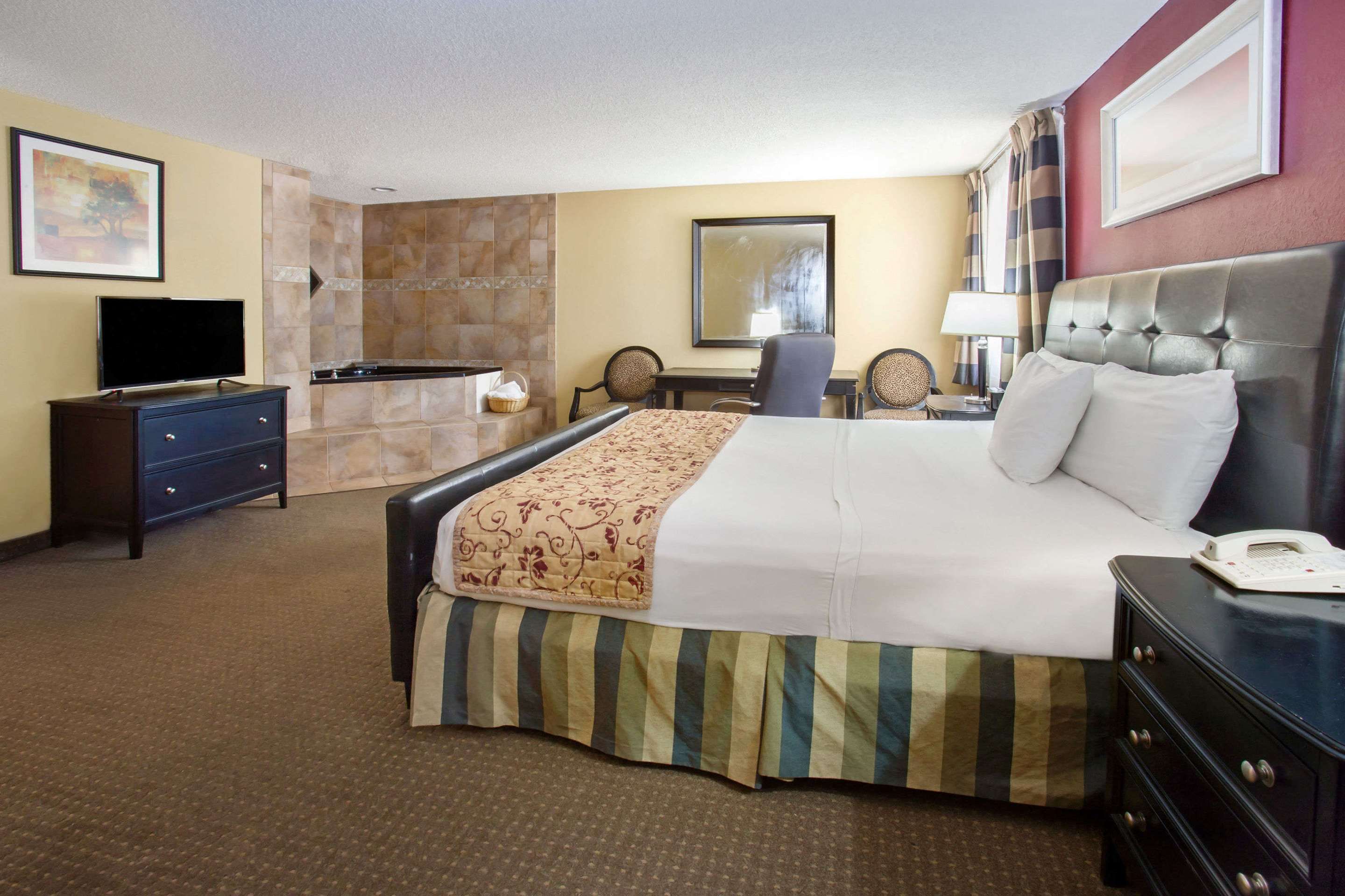 Ramada by Wyndham Bettendorf thumbnail 3