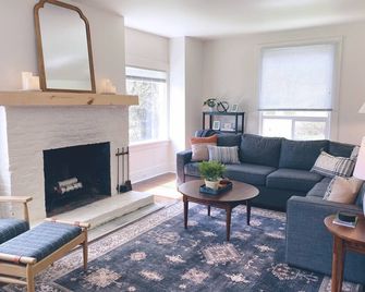 Cozy restored farmhouse on the river! Hot tub, wildlife and trails to explore! - Colbert - Living room