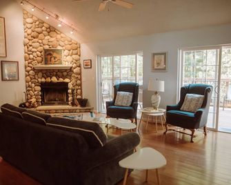 Cedar Point Cottage- Perfect Lake Michigan Retreat - Mears - Living room
