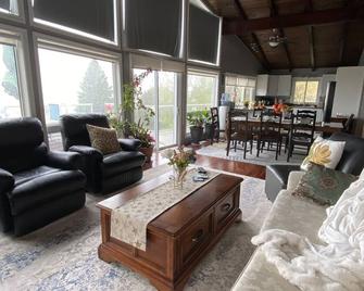 Waterfront cottage LakeHuron pool/Hotub/pets/outshower private beach 2-18 people - Goderich - Living room