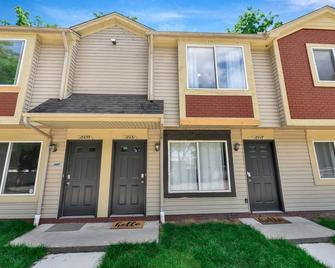 Cozy 1-Bedroom Apartment in Quiet Neighborhood - Roseville - Building