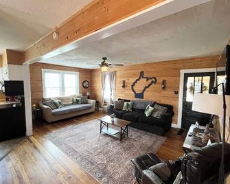 The Sasquatch Retreat: Cozy 3br Near Adventures! - Fayetteville - Living room
