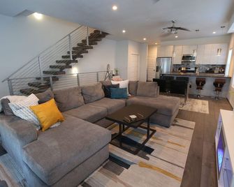 Modern Home With Rooftop Patio - Down Town Views - San Antonio - Living room