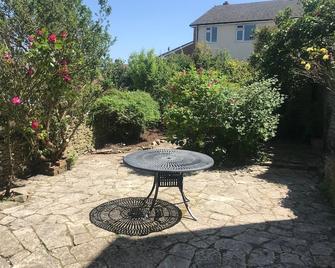 Beautiful seaside period cottage in the middle of Swanage, dogs welcome - Swanage - Patio