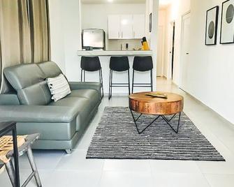 Brand new, convenient location 3BR 1BA w/ BBQ & Parking - San Juan - Sala de estar