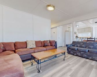 Beach 1 Getaway, Walk to Beach 1, Sleeps 10, Pet-Friendly, Fire Pit 93 Mosley St - Wasaga Beach - Living room
