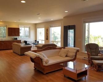 Expansive Dual-Kitchen Retreat - Point Roberts - Living room