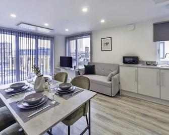 Stylish & Modern Flat 2 Min Walk to Ashford Outlet - Ashford - Dining room