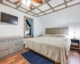 Clear Lake Vacation Rental Walk to City Beach! - Clear Lake - Bedroom