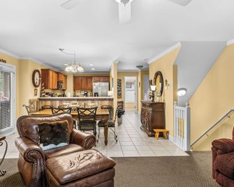 Downtown Condo - Only Condo Facing Main Street - Helen - Living room