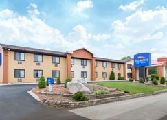 Baymont Inn & Suites Waukesha - Waukesha - Building