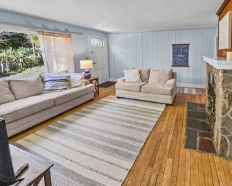 Cedar Ridge Cottage - Guilford - Living room