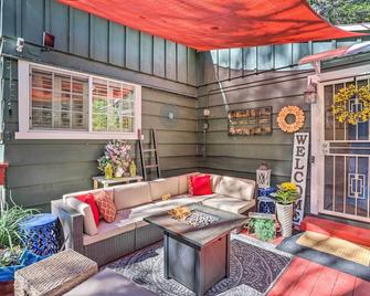 1 Mi to Lake Gregory Boho Crestline Cabin - Crestline - Patio