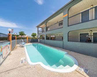 Super 8 by Wyndham San Antonio/Riverwalk Area - San Antonio - Basen