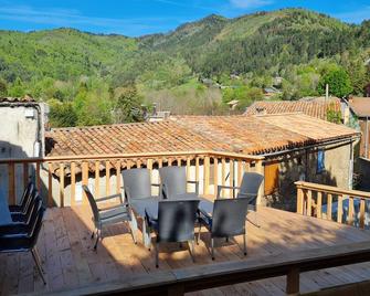 Beautiful charming house T6, completely renovated, with garden - Belcaire - Balcón