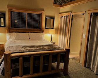 The Suite Getaway at Green Bluff - Colbert - Bedroom