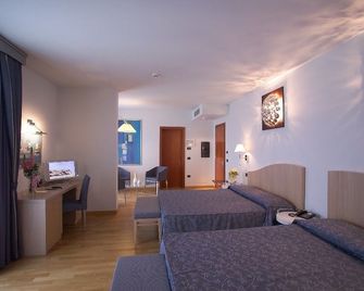 West Florence Hotel - Кампі-Бізенціо - Спальня