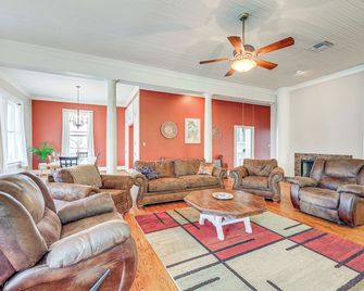 'The Loft' - Historic Dtwn Hondo Apt w/ Balcony - Hondo - Вітальня