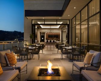 Valley Hotel Homewood Birmingham, Curio Collection by Hilton - Homewood - Bar