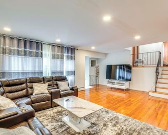 Work, Explore And Relax Centrally Locate - Union - Living room