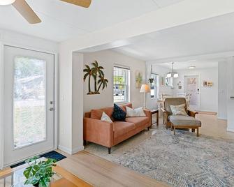 Coastal Cottage near Beach! - Belleair Bluffs - Living room