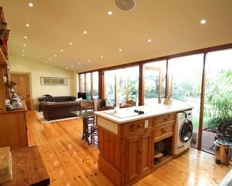 North Adelaide Heritage Cottages & Apartments - Adelaide - Living room