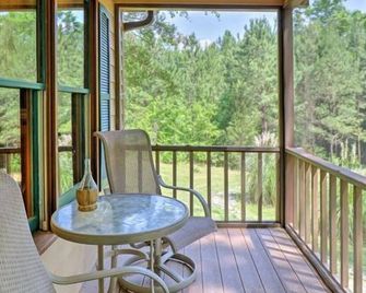 Cozy Pine Mountain Cabin w/ Screened Porch & Yard! - Pine Mountain - Balcón