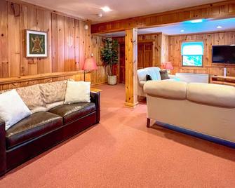 Vacation Rental Home about 2 Mi to Windham Mountain! - Windham - Living room