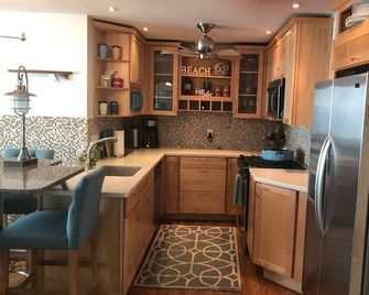 Beachfront Lake Facing Lake Michigan 1br - Private Beach/Heated Pool/Sundeck! - South Haven - Кухня