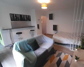 At the foot of the station and in the heart of the town of cergy le haut - Cergy - Sala de estar