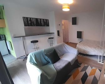 At the foot of the station and in the heart of the town of cergy le haut - Cergy - Sala de estar