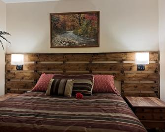 Lake Rental in a dead-end street. Winter Rates 2025 starts now!\nSAFE-ROOM - Cherokee Village - Bedroom