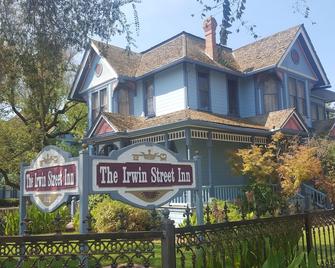 Irwin Street Inn - Hanford - Building