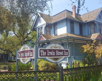 Irwin Street Inn & Restaurant - Hanford - Building