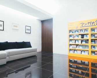 Quintessa Hotel Kokura Comic & Books - Kitakyushu - Living room
