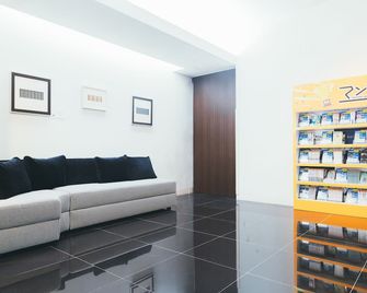 Quintessa Hotel Kokura Comic & Books - קיטאקיושו - סלון