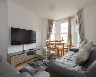 Fortified Home Rochester - Rochester - Living room