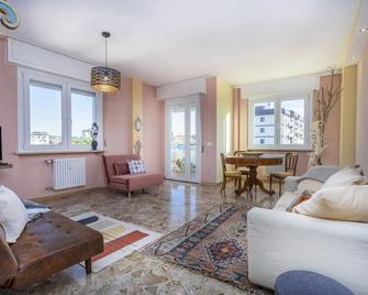 Lucilla Home-APT with WiFi in the heart of Udine! - Udine - Wohnzimmer