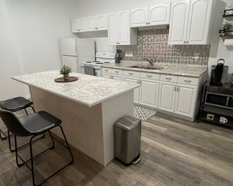 Stay on Main, lovely 1 bedroom renovated unit - East Jordan - Kitchen