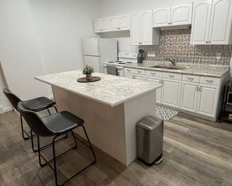 Stay on Main, lovely 1 bedroom renovated unit - East Jordan - Cocina