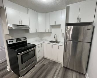 Newly renovated apartment in Port Credit - Mississauga - Kitchen