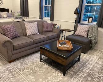 Nauvoo with a country view. Visit us here on the farm for an unique experience! - Nauvoo - Living room