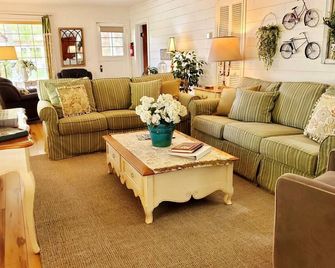 Adorable Lake Street Cottage~5th bedroom/bath option ~ Walk to town ~ Bikes! - Sandpoint - Living room
