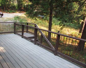 On a Meadow by a Creek in the Shadow of Mt Shasta - Sleeps 8+ - McCloud - Balcón