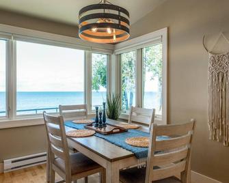Bay Cliff Cottage Retreat | A Southern Door County Retreat - Algoma - Dining room