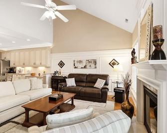 Spacious & Private Getaway Near Downtown Raleigh! - Raleigh - Living room