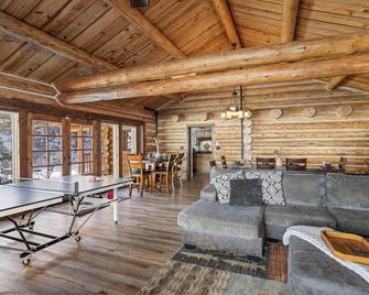 Captivating Rustic Log Cabin with Seasonal stream close to Estes Park and RMNP - Lyons - Living room